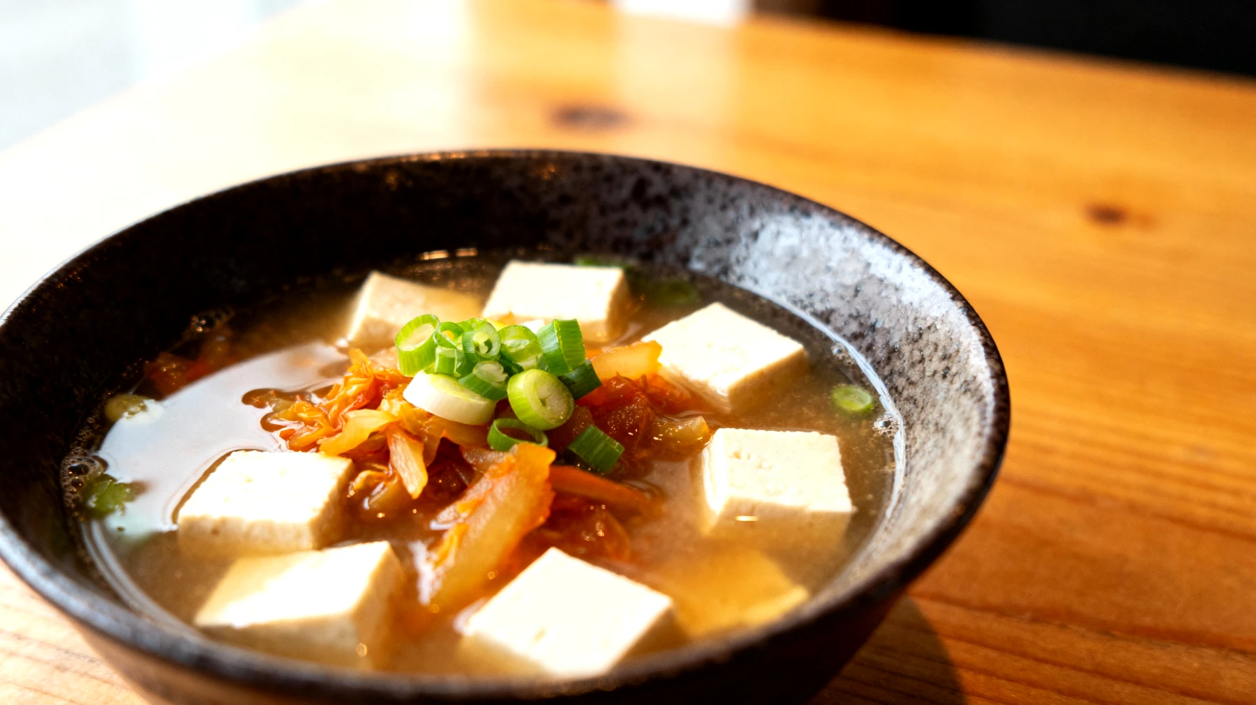 Zuppa di miso con verdure fermentate e tofu"