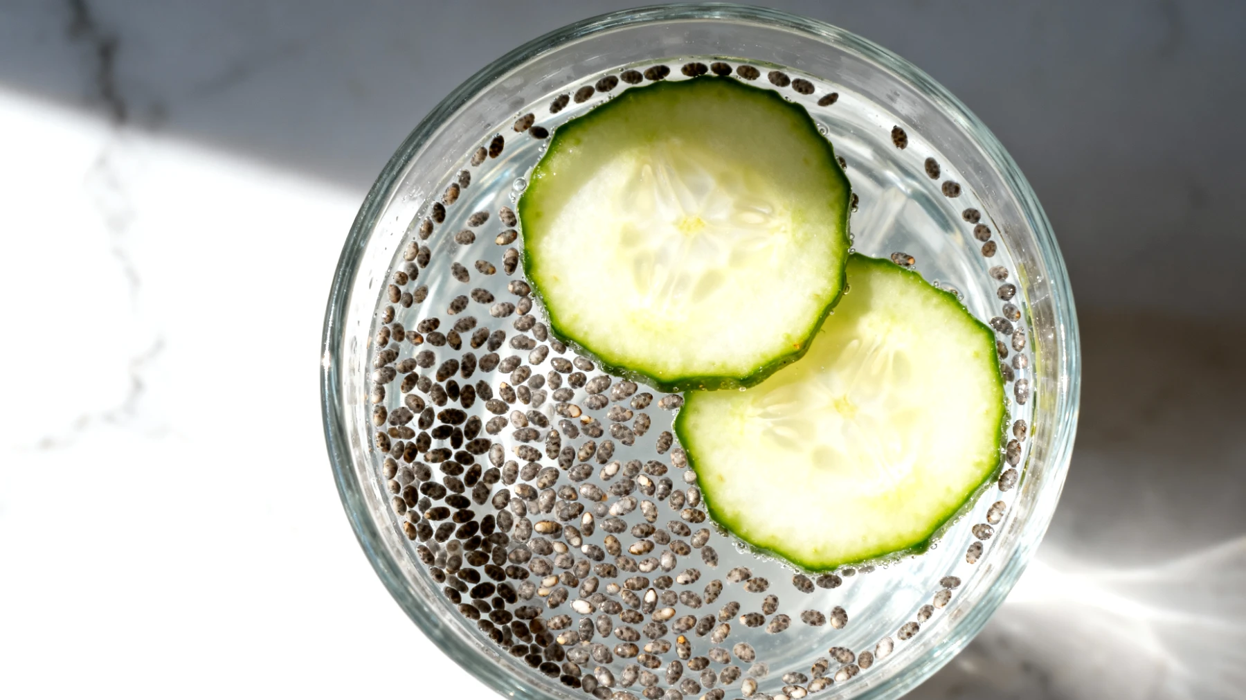 Acqua di cocco con semi di chia e cetriolo"