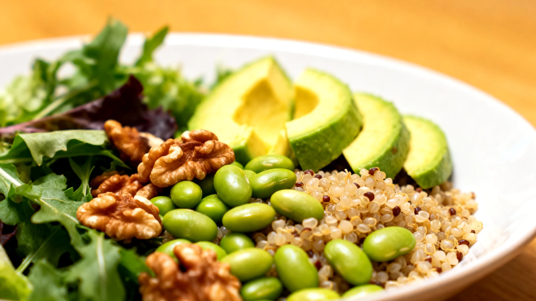Insalata di quinoa con edamame, noci e avocado"