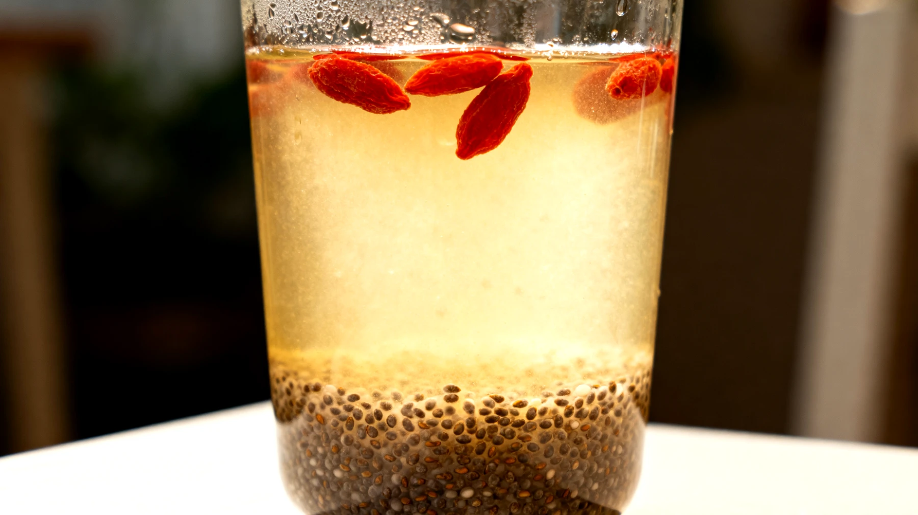 Kefir d'acqua con semi di chia e bacche di goji"