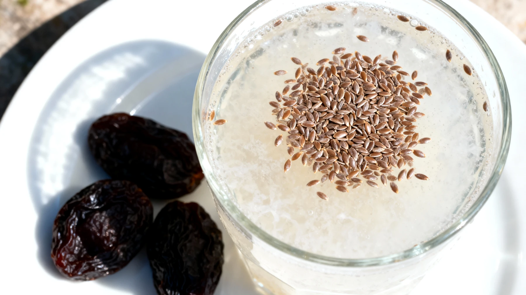 Kefir d'acqua con semi di lino macinati e prugne secche"