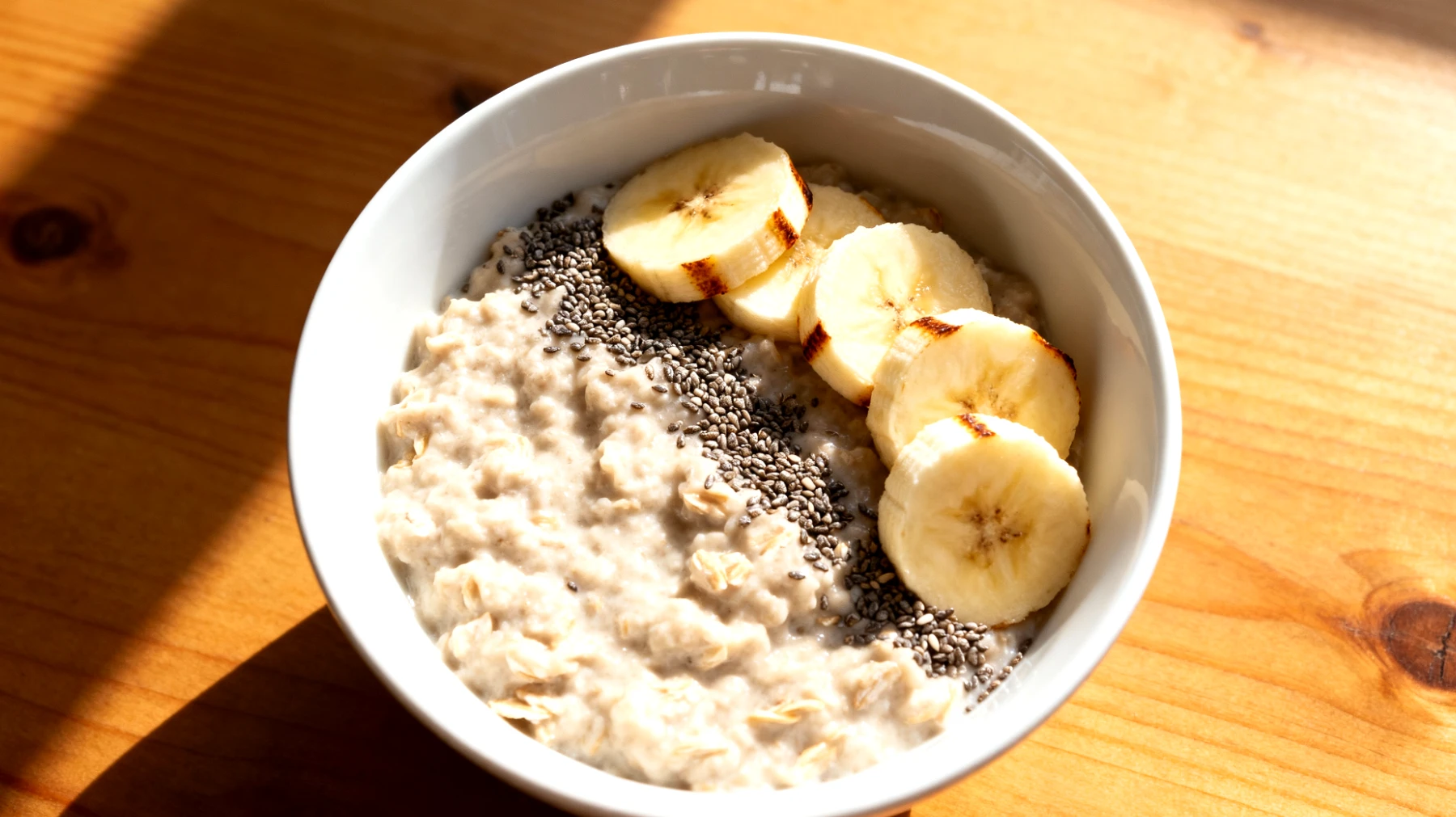 Porridge di avena con semi di chia e banana"