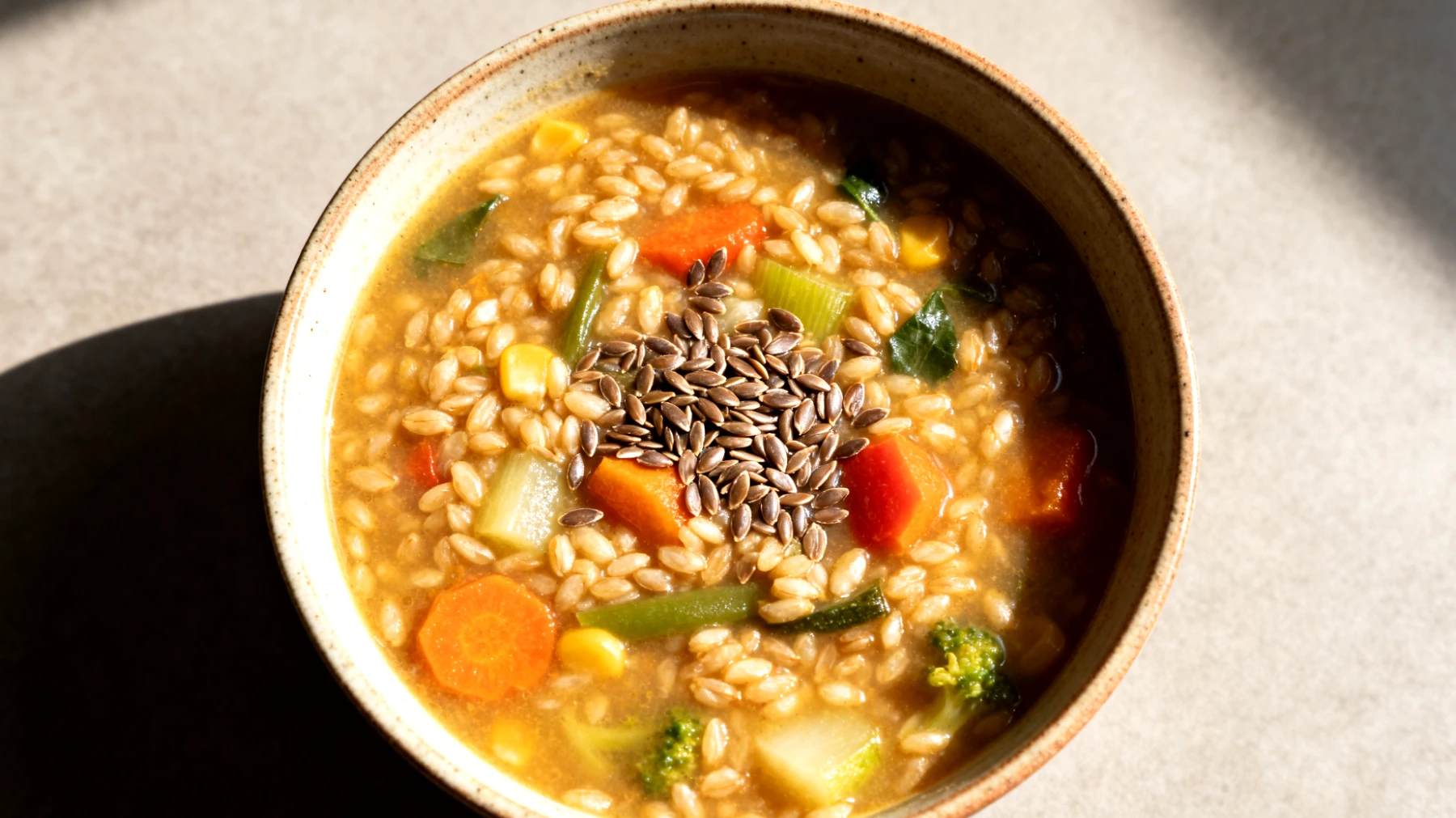 Zuppa di farro con verdure fermentate e semi di lino"