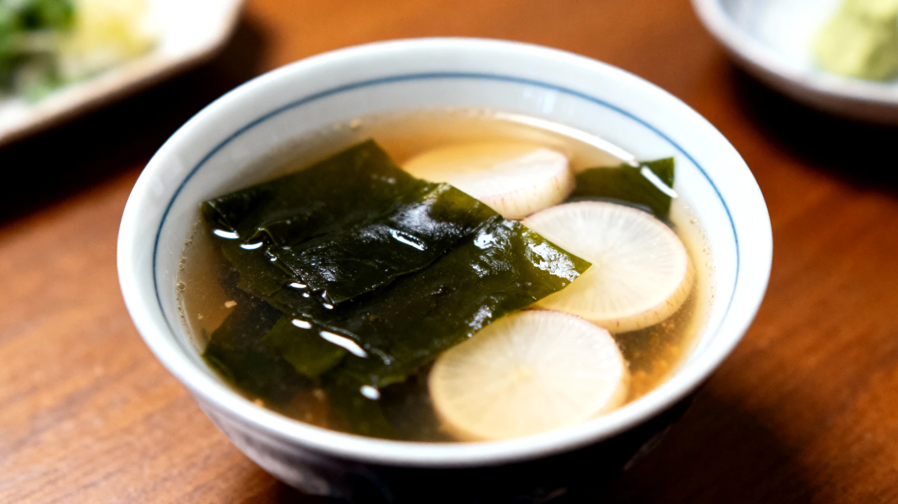 Zuppa di miso con alghe wakame e daikon"