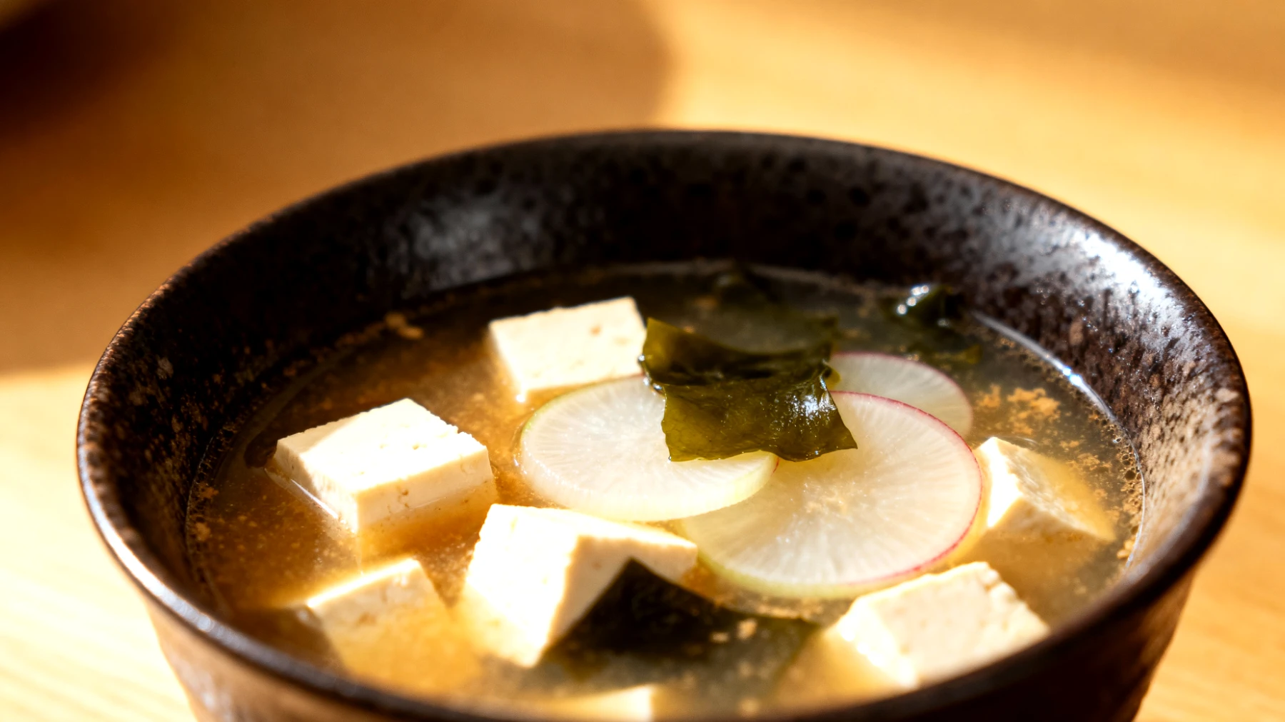 Zuppa di miso con daikon, alghe wakame e tofu"
