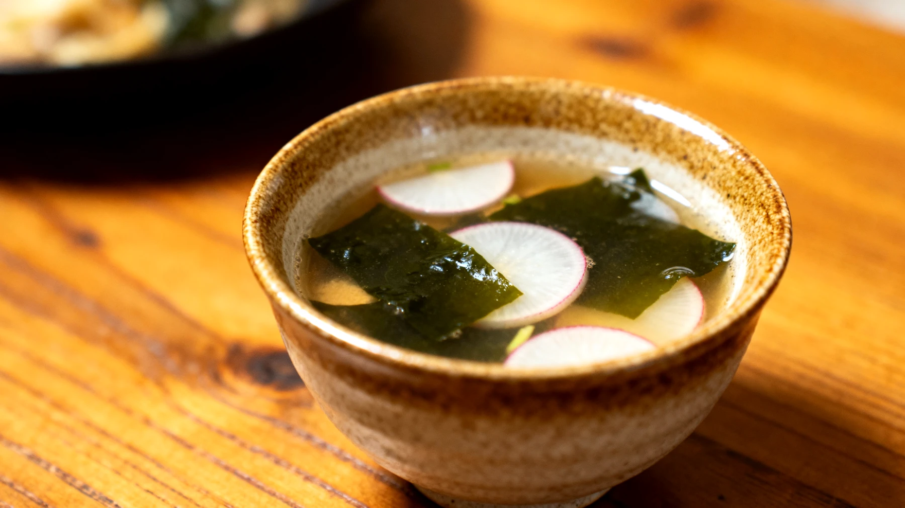 Zuppa di miso con wakame e daikon"
